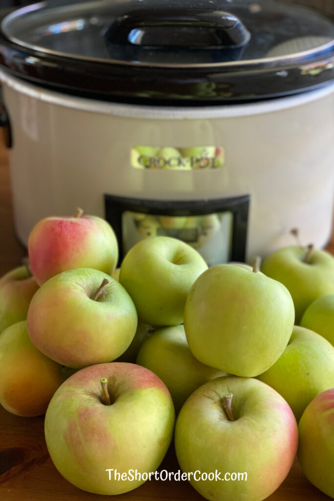 Slow Cooker Apple Sauce apples & crock