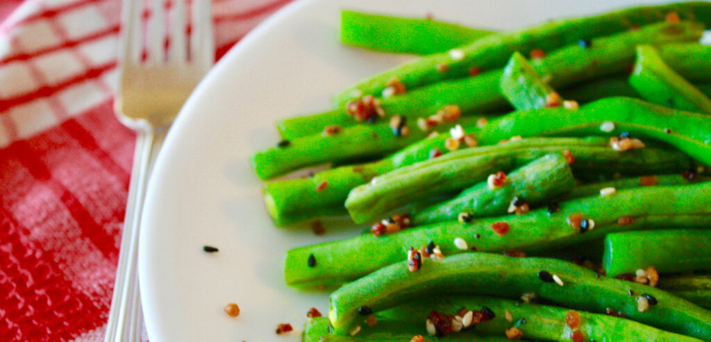 Amazing roasted green beans with everything but the bagel seasoning featured