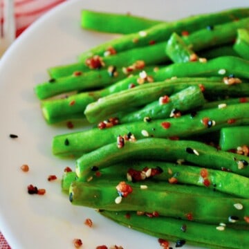 Plated oven-roasted green beans sprinkles with everything bagel seasoning