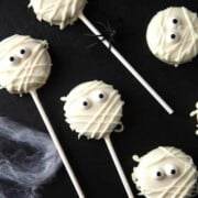 White oreo round mummy decorated on a stick.