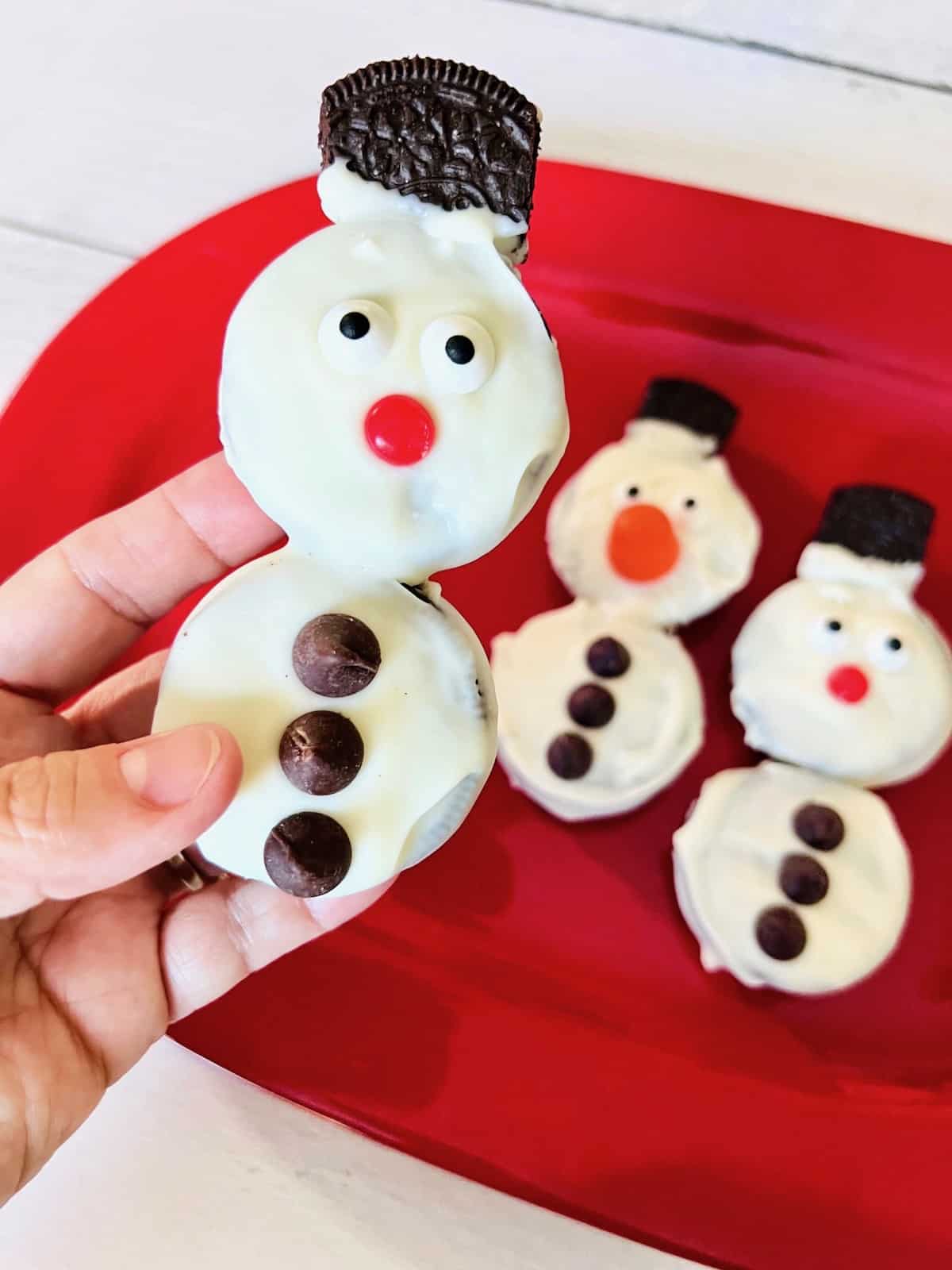 Decorate with different candies to look like snowmen cookies. 