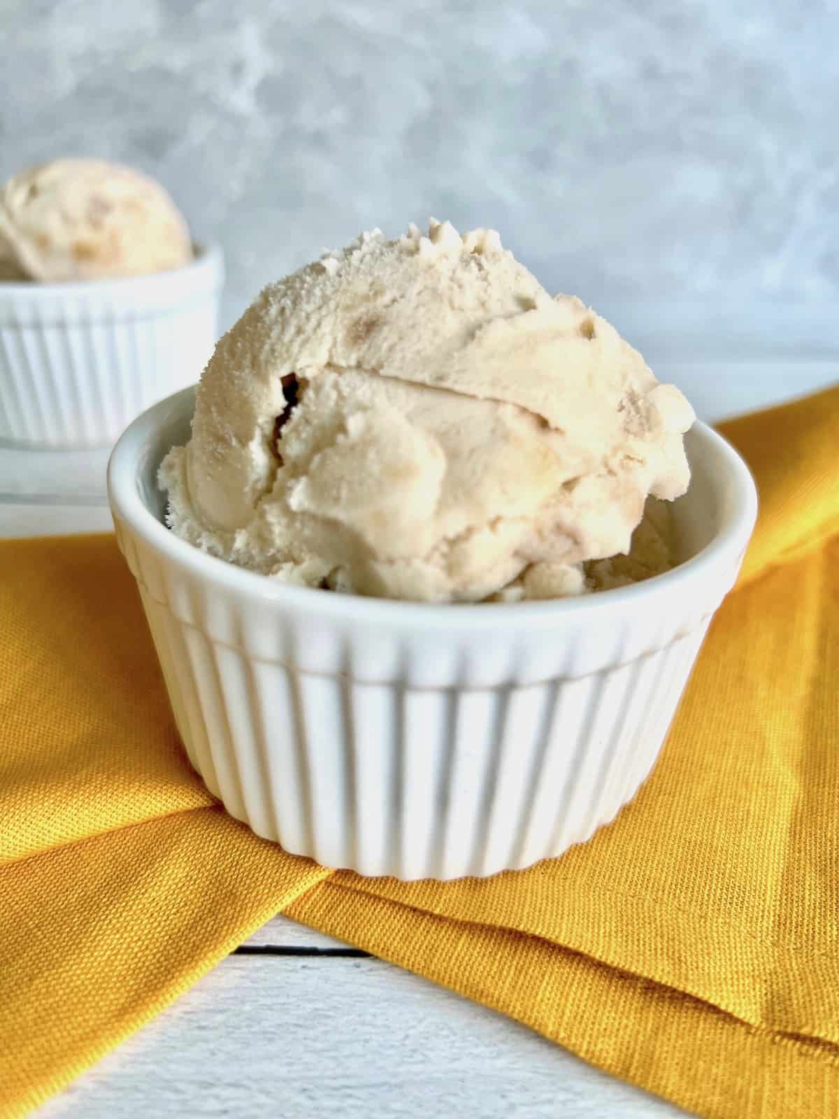 https://theshortordercook.com/wp-content/uploads/2023/03/Banana-Ice-Cream-Two-scoops-one-close-up-in-white-ramekins.jpg