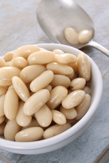 A bowl of canned cannellini beans.