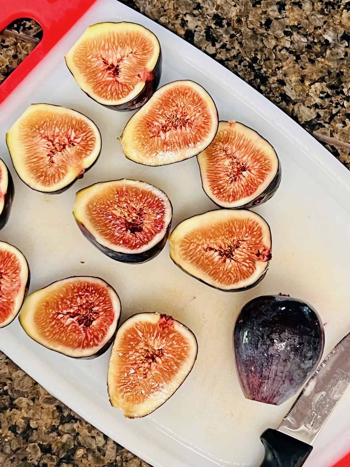 Figs Cut figs on a cutting board.