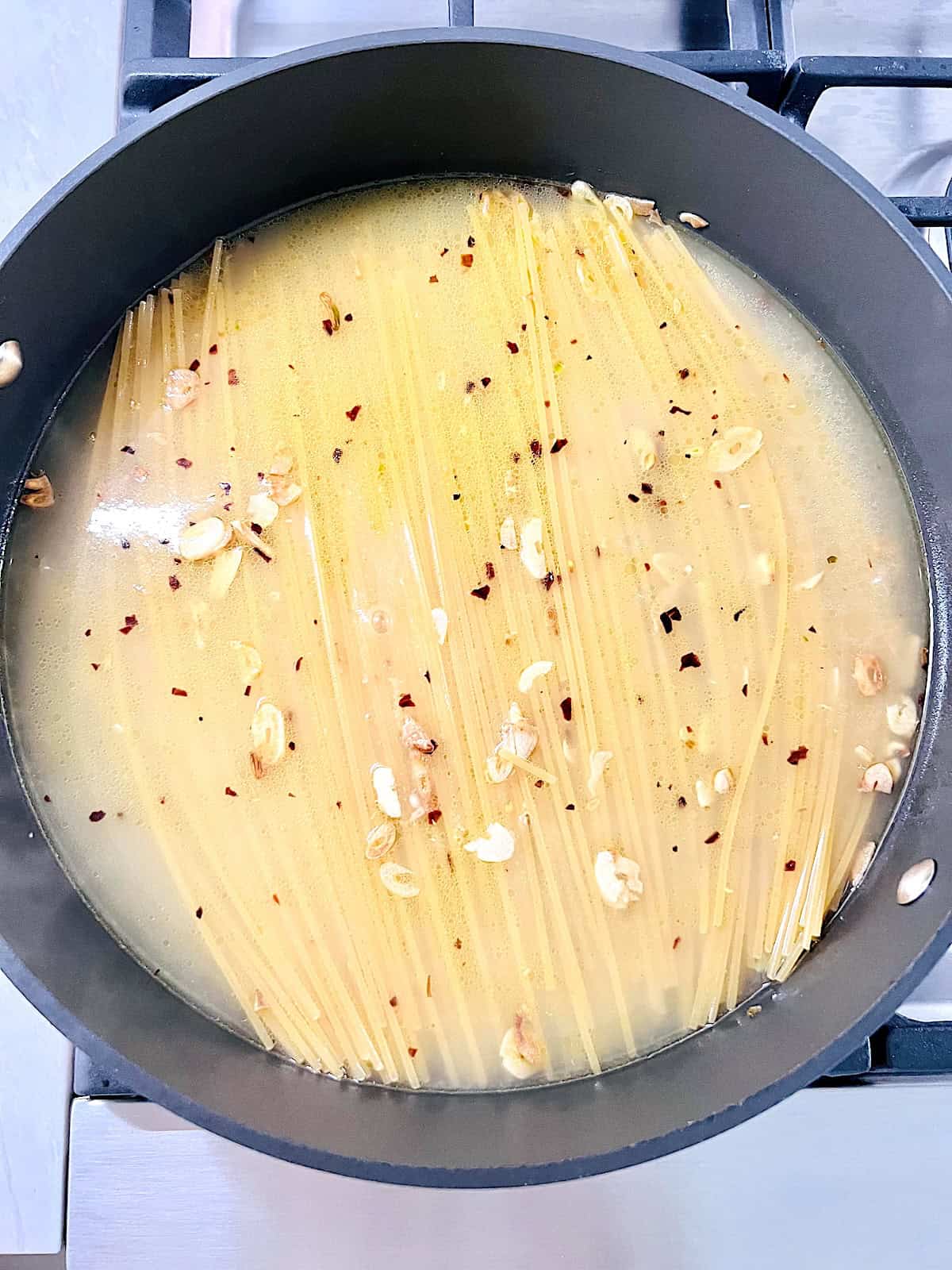 Spaghetti under the broth and lemon juice to cook.