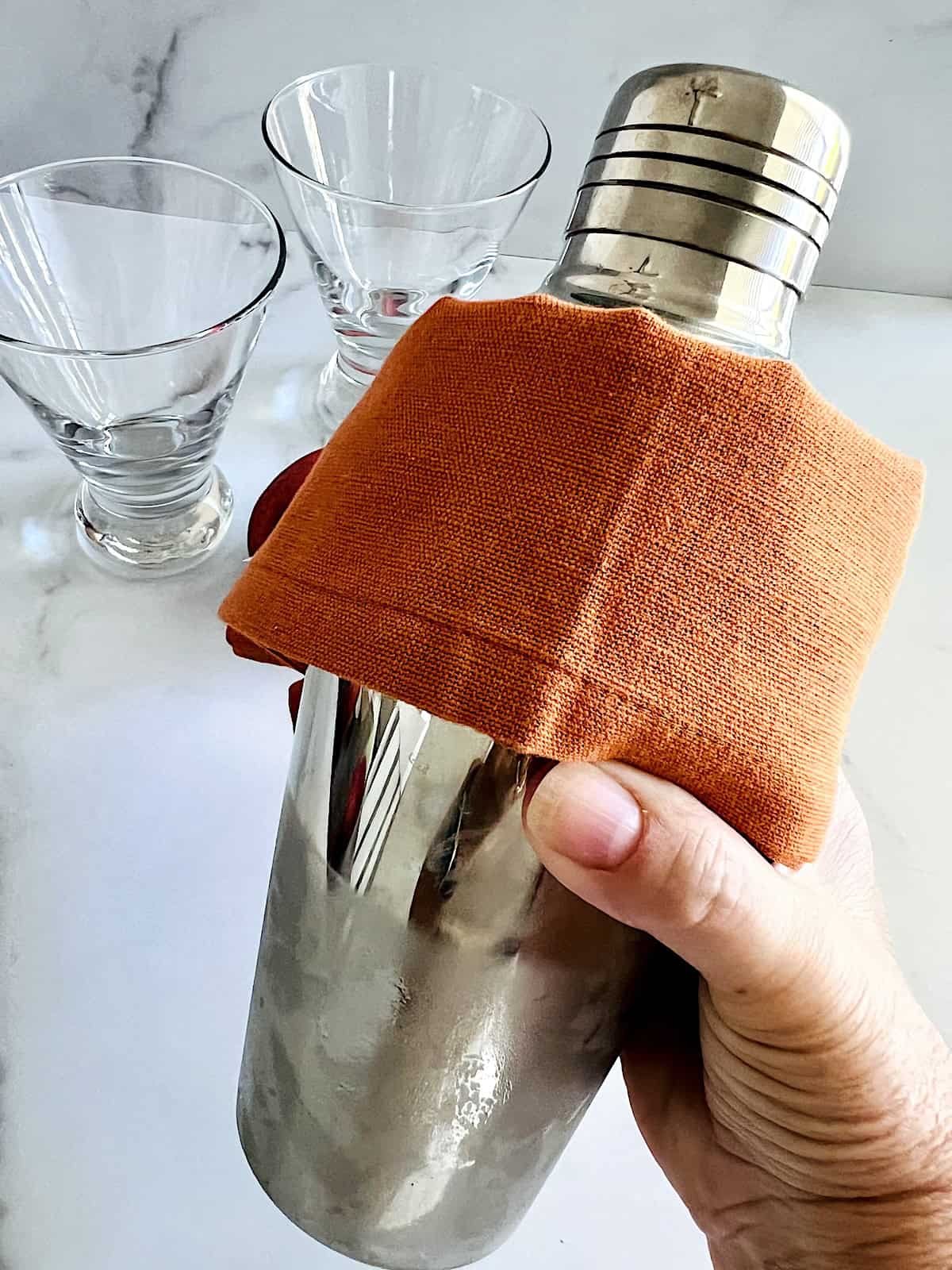 Shaking cocktail.