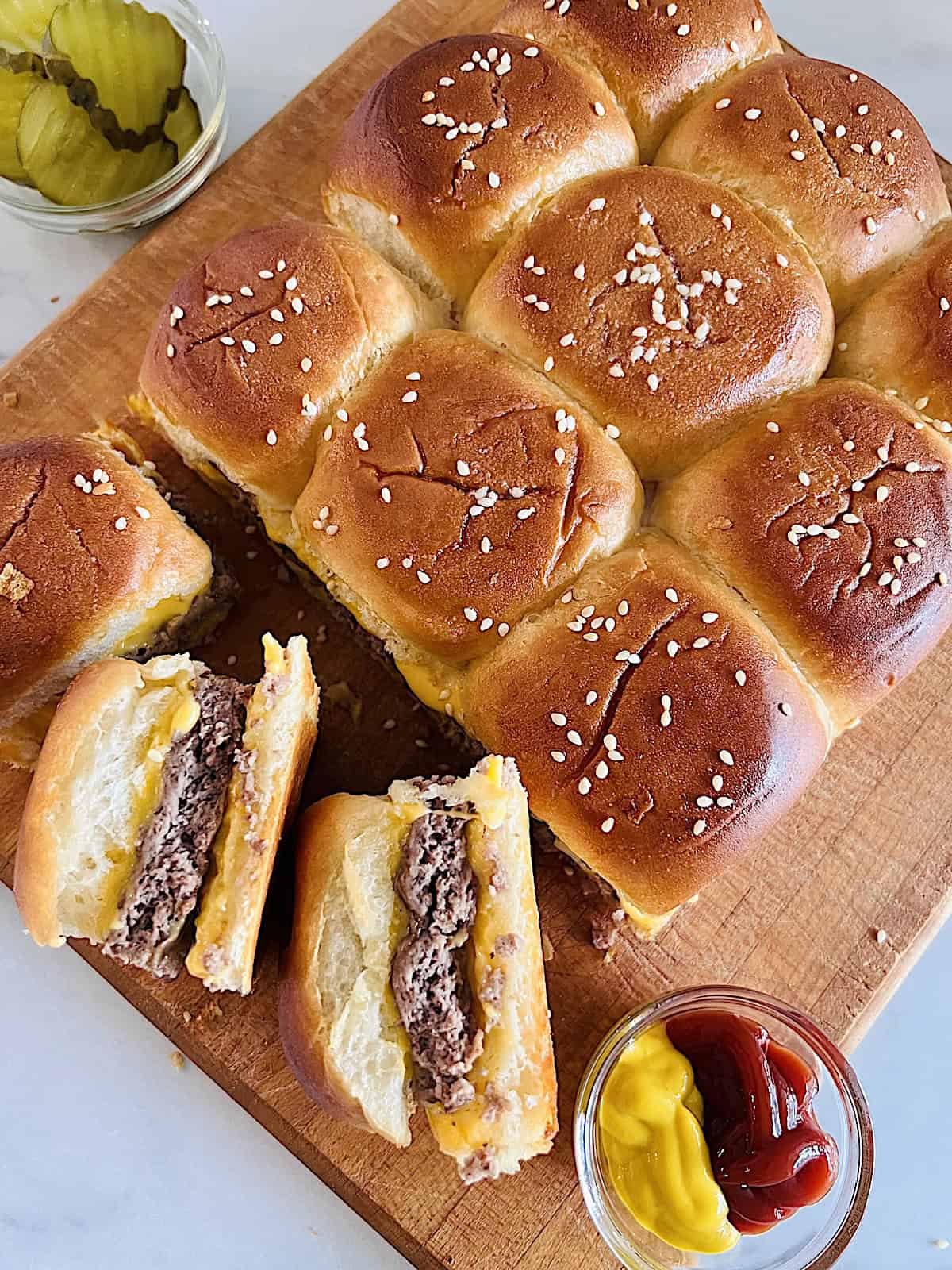 Cheeseburger Sliders on Hawaiian Rolls Best recipe with American cheese and ground beef on slider buns.